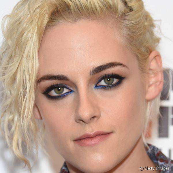 Kristen Stewart, que adora maquiagens ousadas nos tapetes vermelhos, apostou na sombra azul met?lica nos c?lios de baixo durante o Festival de Cinema de Nova York